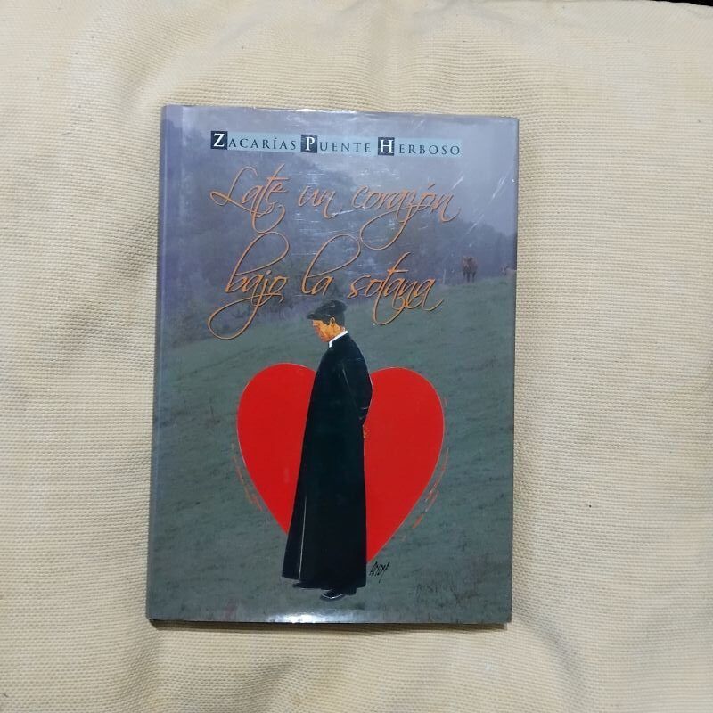 Late un corazón bajo la sotana (Firmado y dedicado por el autor), de Zacarías Puente Herboso