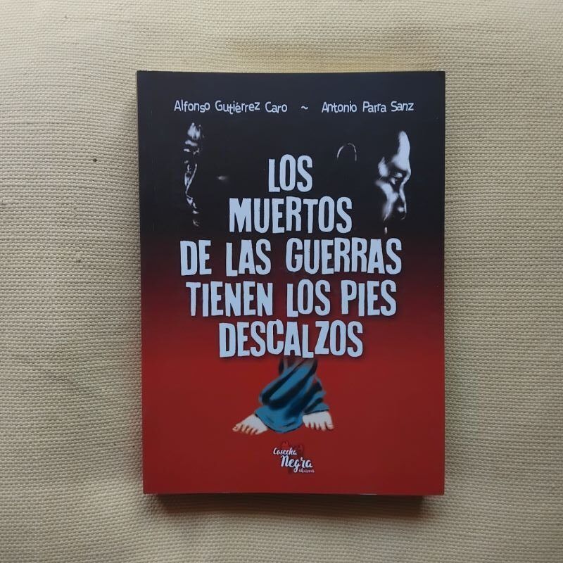 Los muertos de las guerras tienen los pies descalzos, de Alfonso Gutiérrez Caro y Antonio Parra Sanz