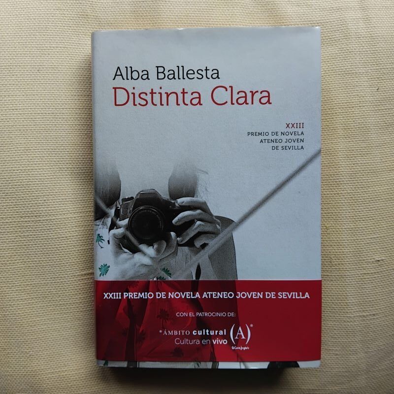Distinta Clara ( Firmado y dedicado por la autora), de Alba Ballesta