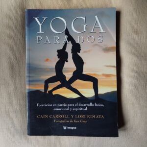 Yoga para dos. Ejercicios en pareja para el desarrollo físico, emocional y espiritual, de Cain Carroll y Lori Kimata