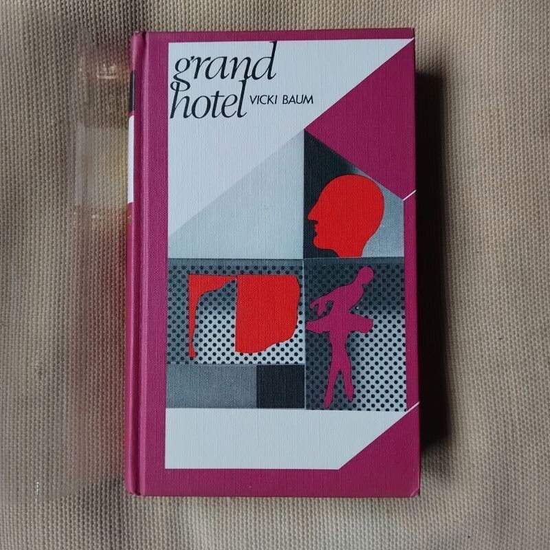 Un grupo de individuos muy diferentes alojados en un lujoso hotel en Berlín afrontan cada uno de sus respectivos dramas.