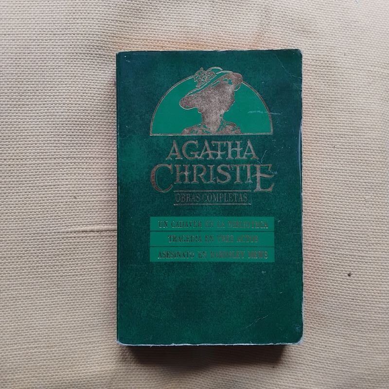 Un cadáver en la biblioteca / Tragedia en tres actos / Asesinato en Bardsley Mews / Otros relatos (Un robo increíble / El espejo del muerto / Triángulo en Rodas), de Agatha Christie