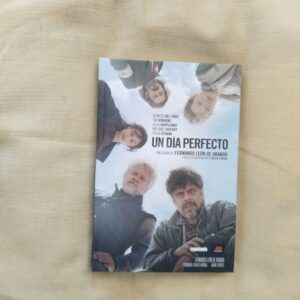 Un día perfecto / A Perfect Day (bilingüe español-inglés). Un guión de Fernando León de Aranoa, con la colaboración de Diego Farias
