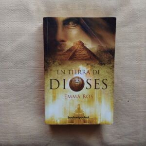 En tierra de dioses, de Emma Ros