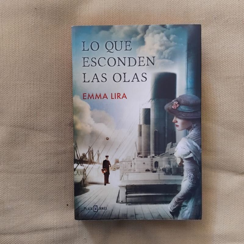 Lo que esconden las olas, de Emma Lira