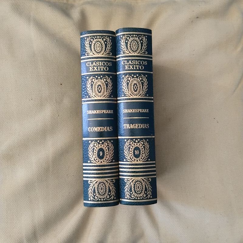 Clásicos Éxito, volúmenes IX (Comedias) y X (Tragedias), de William Shakespeare
