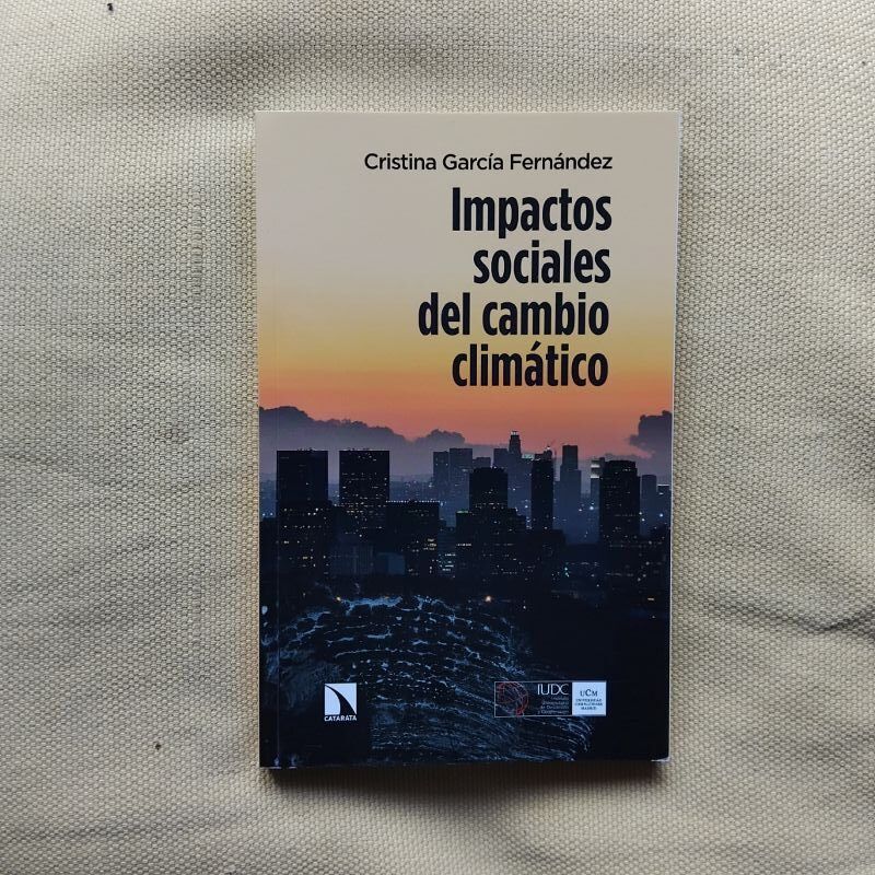 Impactos sociales del cambio climático (Firmado y dedicado por la autora), de Cristina García Fernández